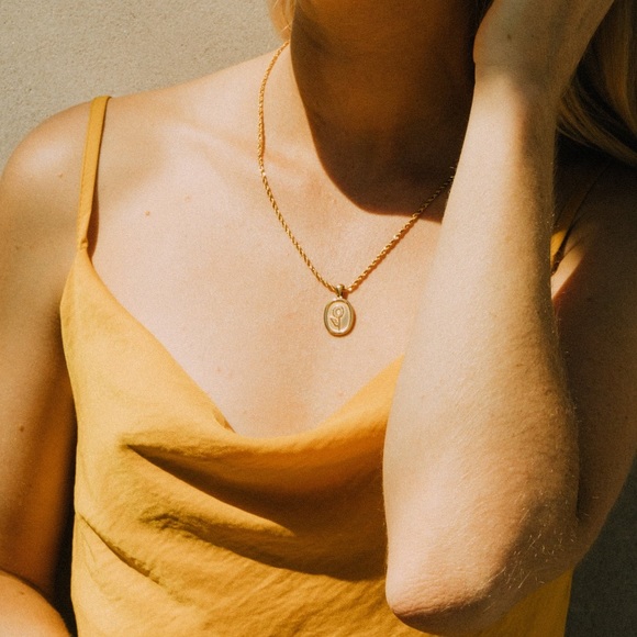 Waterproof sunflower pendant necklace - Picture 4 of 5